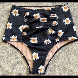 Kortni Jeane Black Daisy Bottoms size Small